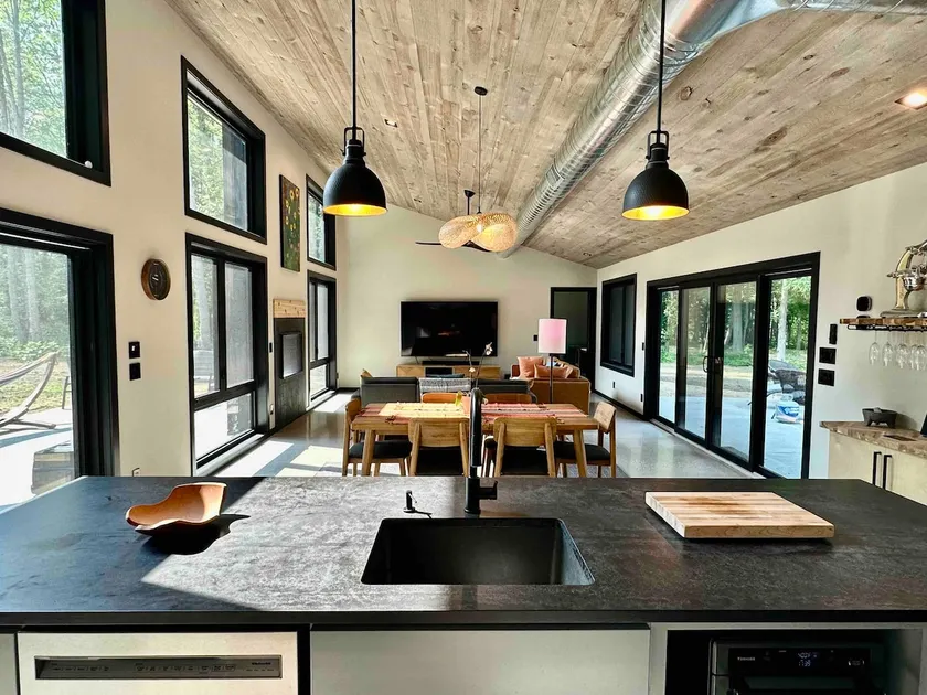 Modern Home, Hot Tub, Fireplace, Game Room - Image 1