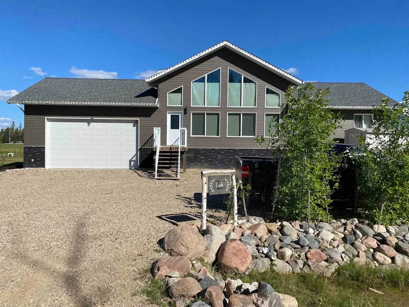 New 3 bedroom plus loft cabin on huge fenced lot - Image 1