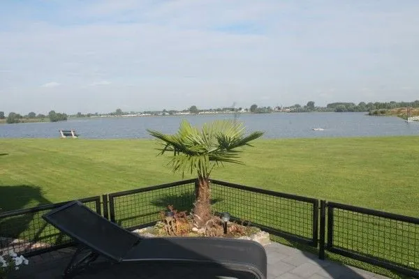 Spacious chalet, on the water with 2 sups and kayak - Image 1