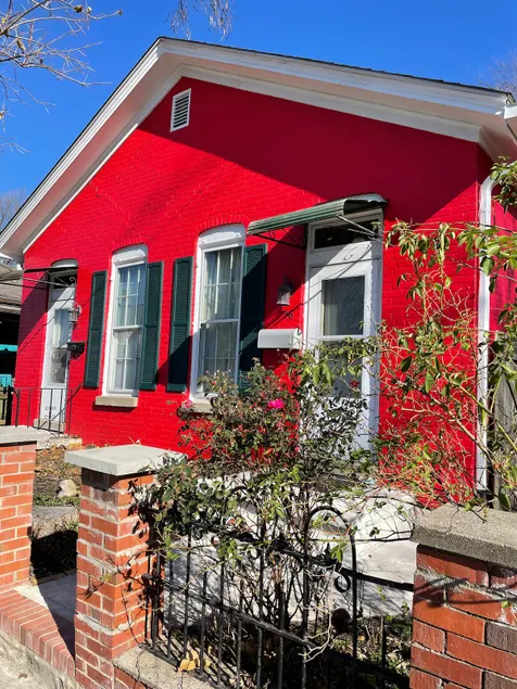 Centrally-located, 4-bed, 2 bath home with kitchen - Image 1