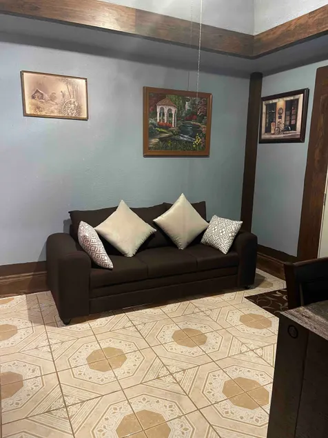 Ranch-style guesthouse - Image 1