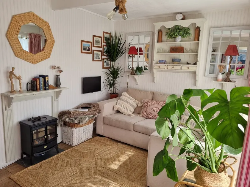 The Wendy House a retro 1960s chalet by the sea - Image 1