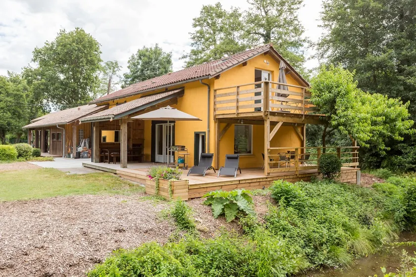 Nature house near the lake - Image 1
