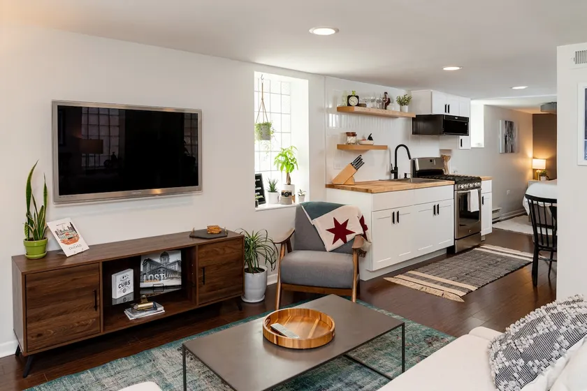 Newly remodeled 1BR! Only 5 MIN walk to BLUE LINE! - Image 1
