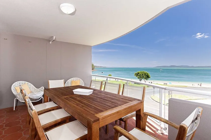 Florentine, 8 11 Columbia Close - opposite the beach with Air con and water views - Image 1