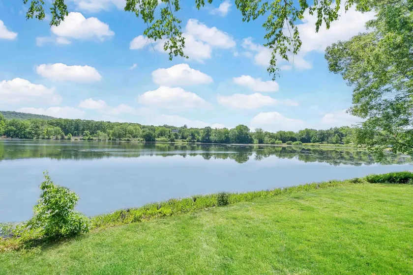 Relax by the water in a 4 bedroom house - Image 1