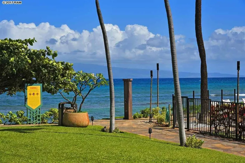 Bord de l'océan à Ka'anapali Shores. Faites un pas vers l'océan! - Image 1