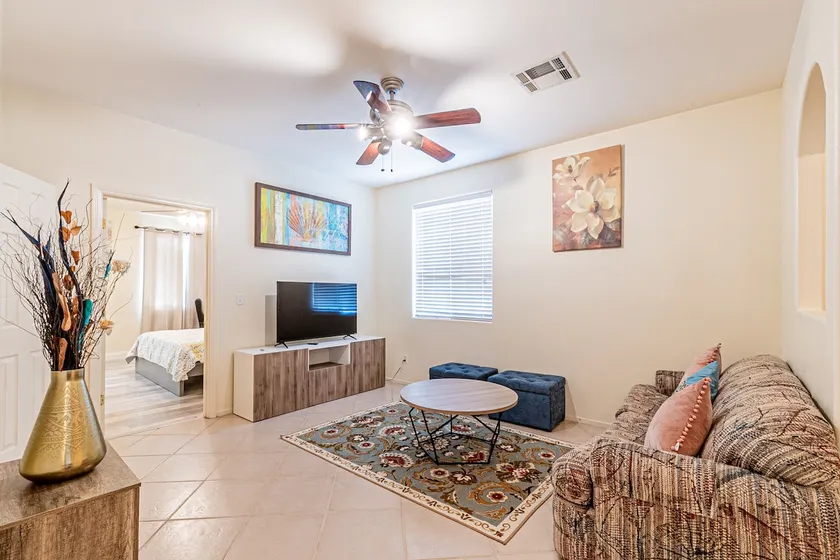 SOUTHWEST HOME 4BD 2.5BATH 15MIN TO THE STRIP - Image 1