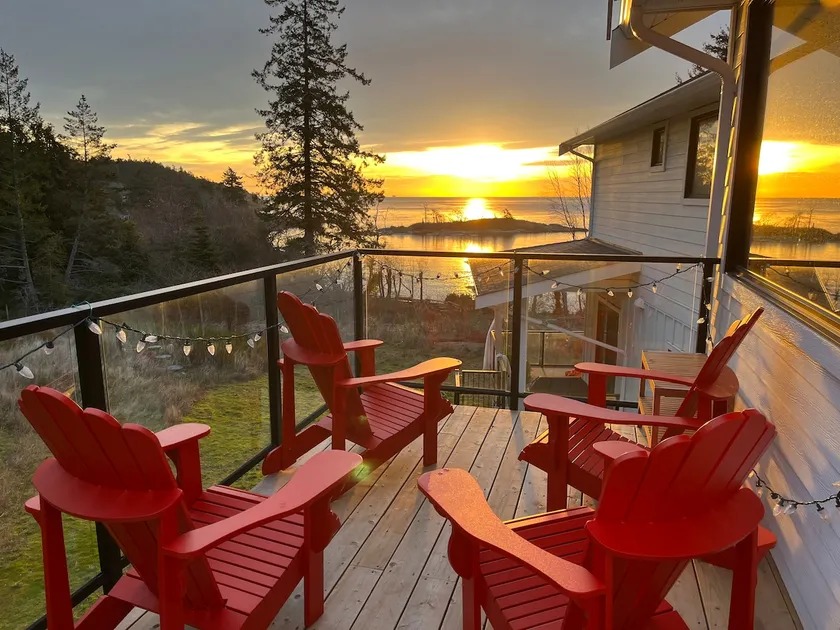 Idyllic Oceanfront Suite, Metchosin. - Image 1