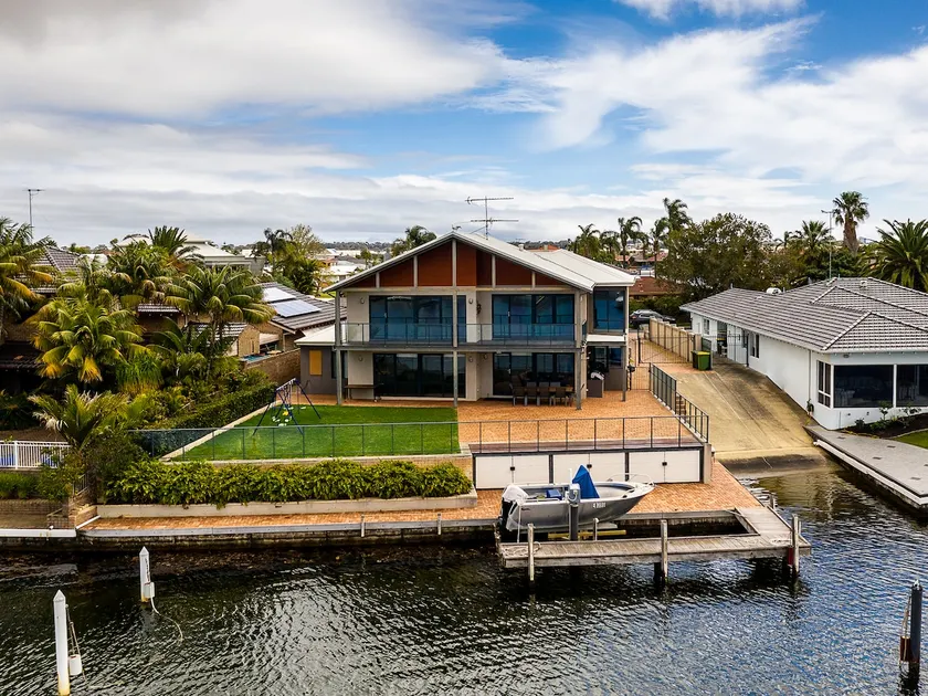 Large luxury home with private jetty - Image 1