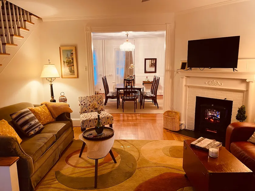 Scarborough Fair walk to downtown two story apt - Image 1