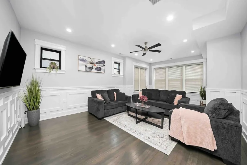 NEWLY RENOVATED 3 BR Condo 10 mins from Wrigley! - Image 1
