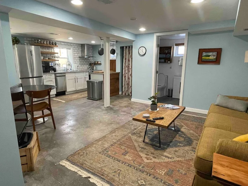Eclectic 1-bedroom place with free street parking - Image 1