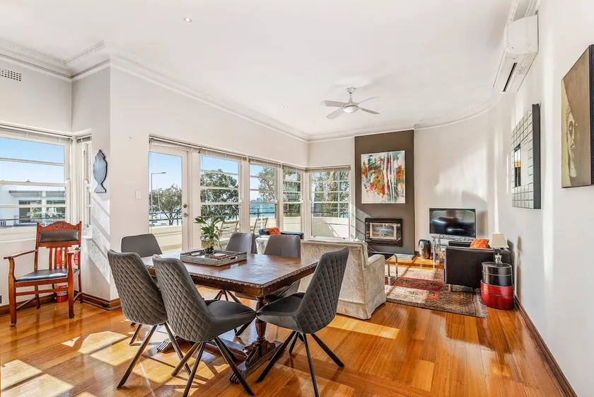 Open plan Art Deco apartment, bay & city views - Image 1