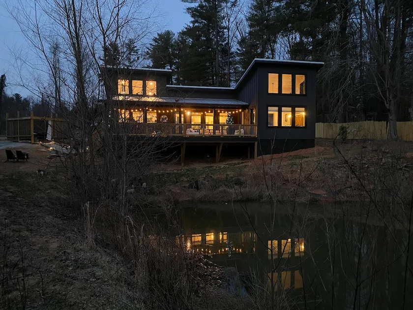 NEW HOME Hot Tub~Gourmet Kitchen~King Bed~Goats! - Image 1