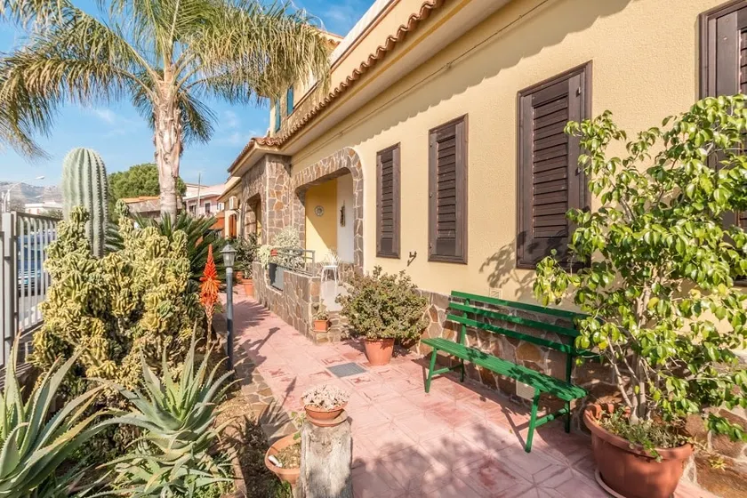 Yellow-house 100 meters from the sandy beach - Image 1