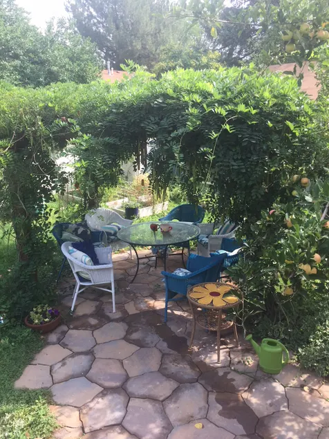 Peaceful retreat with an oasis garden - Image 1