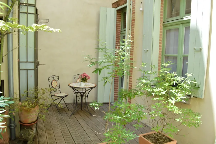 Independent room on beautiful inner courtyard. - Image 1