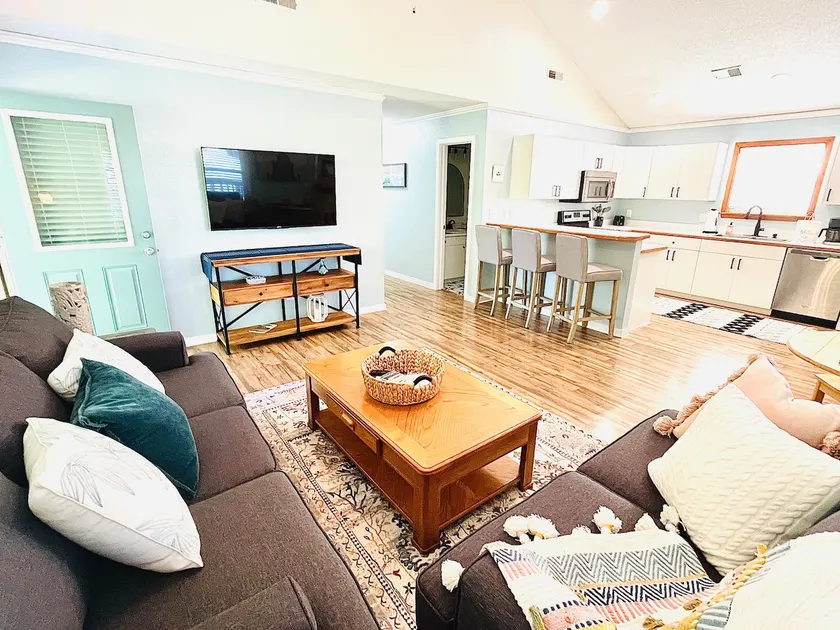 *Daze Off 3BR w/Hot Tub Beach•Concerts• Downtown - Image 1