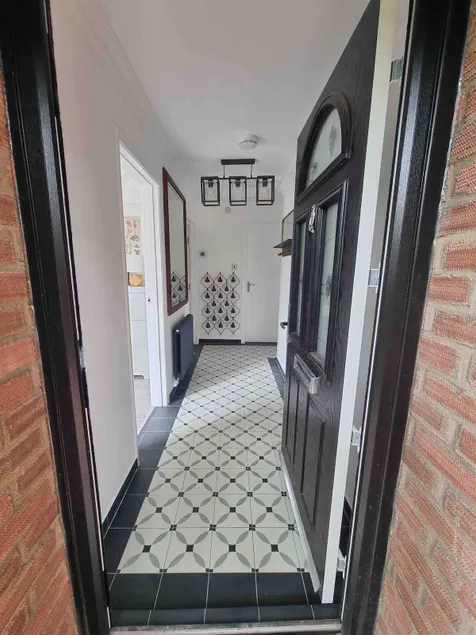 4 Bedroom Bungalow Walking Distance to City Center - Image 1