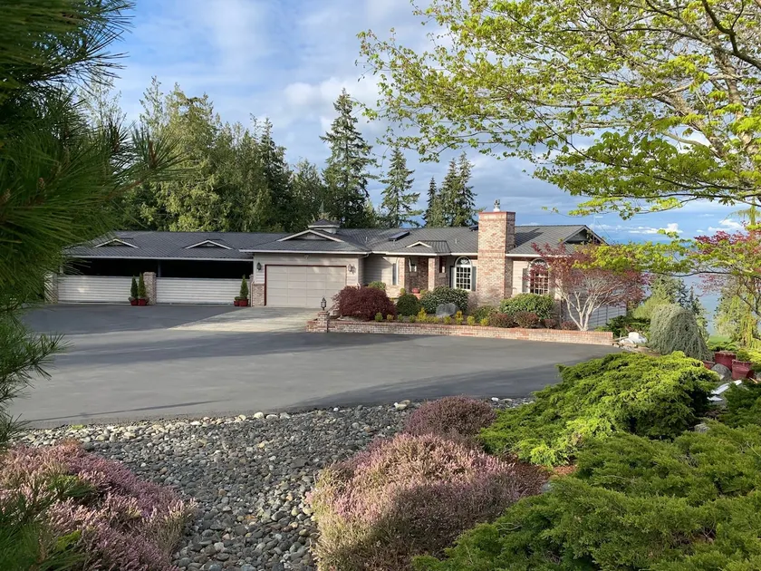 Private home on 4 Acres with forever water views - Image 1