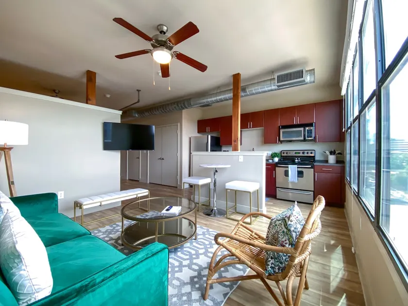 Getaway with in-suite laundry, walk Downtown! - Image 1