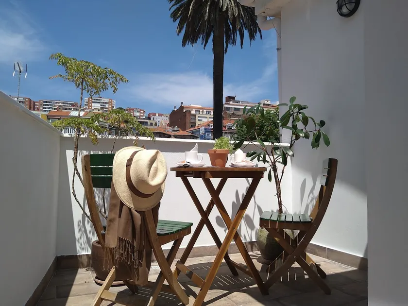 Beautiful and centrally located penthouse, 100 m from the bay. Garage. - Image 1