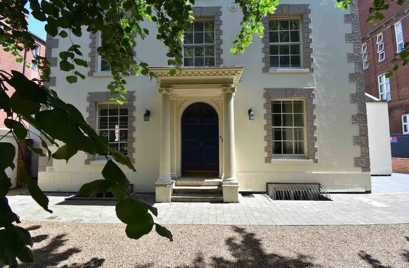 Lovely 2 bedroom apartment with parking onsite - Image 1
