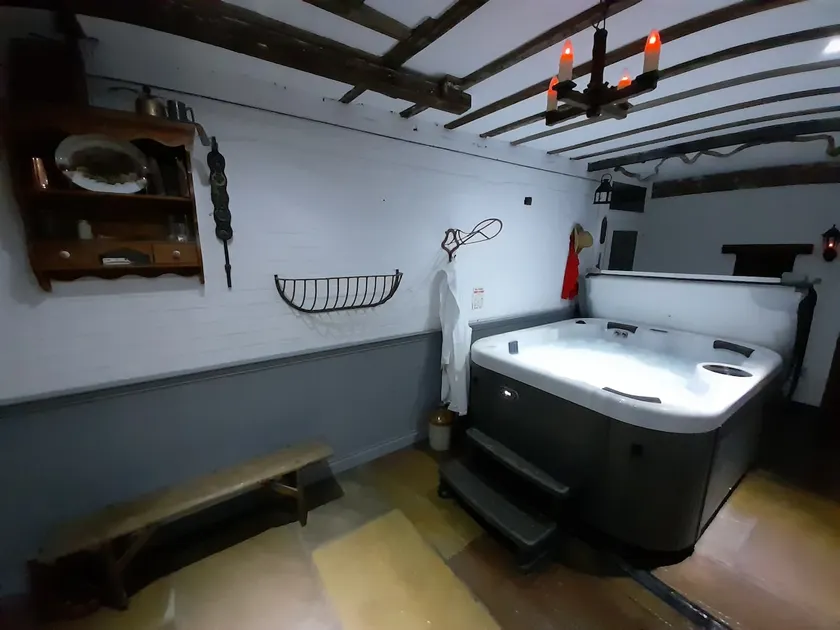 Stable cottage cozy,quirky with a hot tub - Image 1