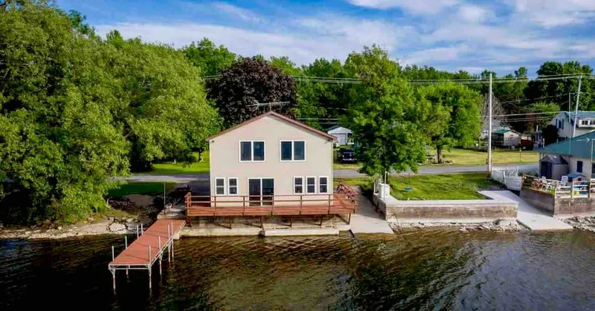 Guffin Bay Lake House - Image 1