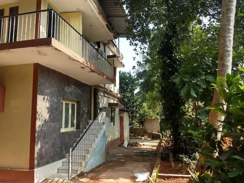 Entire bungalow with AC and parking for 3-4 cars - Image 1