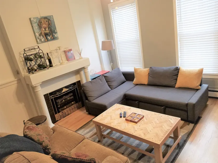 Tons of space! Train to center city blocks away! - Image 1