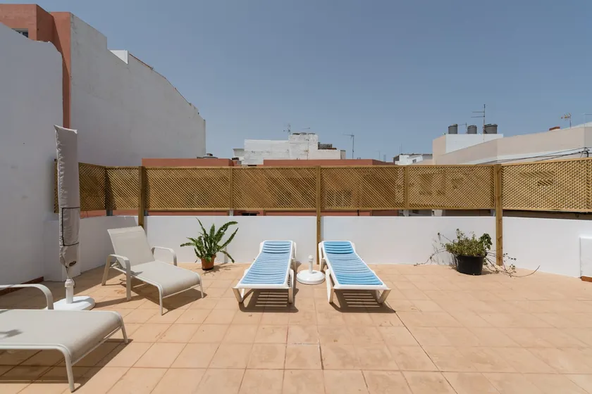 Private Solarium - 2BR House Near the Airport - Image 1