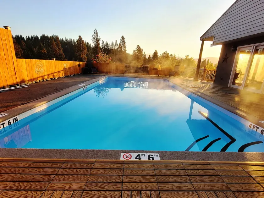 Snow Springs Pool House w/ PRIVATE heated, hotsprings pool! 5 bedrooms,Sleeps 15 - Image 1