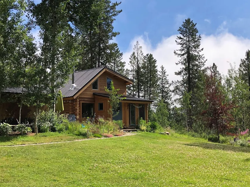 Charming Jackson Hole log cabin on horse property - Image 1