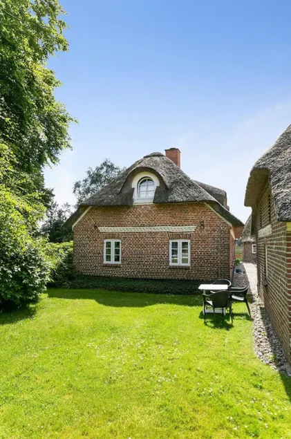 Apartment in a historic estate - Image 1
