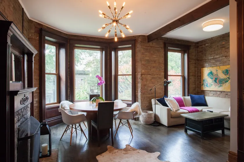 Modern vintage chic steps from Wrigley: park free - Image 1