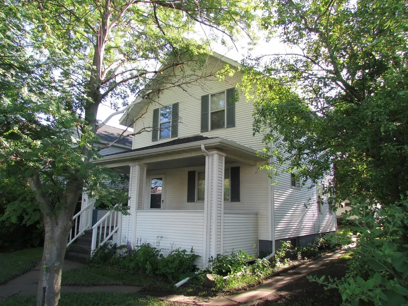 A Campus Cottage-2 Stall garage & off-street pkg - Image 1