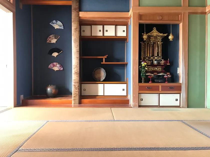 Entire house with parking for 3 cars. How about using it as a base camp for your trip to Minami-Kyushu? - Image 1