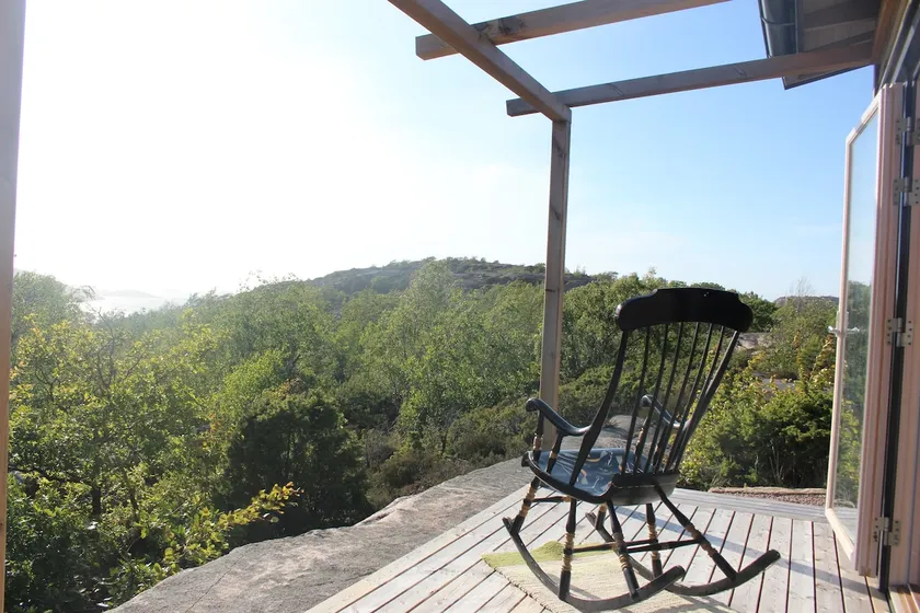 Secluded cozy cottage with sea view at Bovallstrand - Image 1