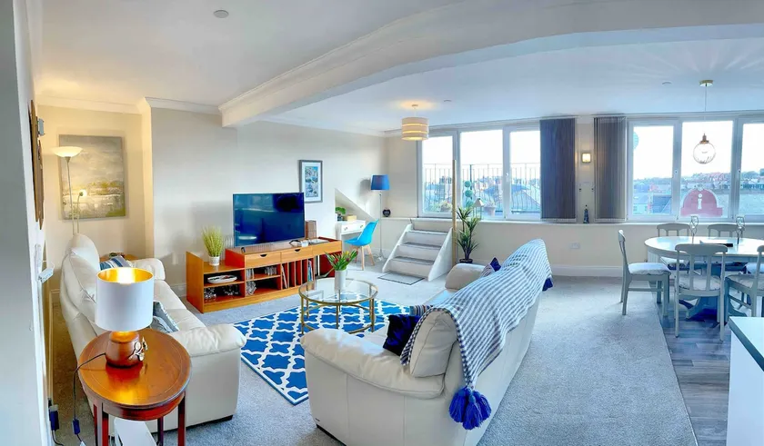 Superb Scarborough Penthouse with Balcony, lift, parking, views - Image 1