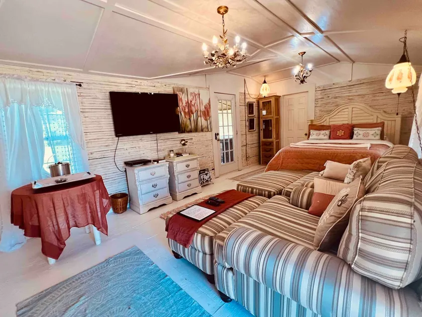 Shabby Chic cabin with a private hot tub. - Image 1