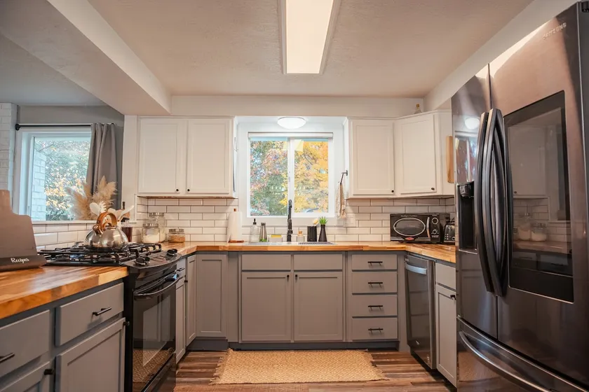 Wine Country Retreat•Fire Pit+Pool Table•Sleeps 8 - Image 1