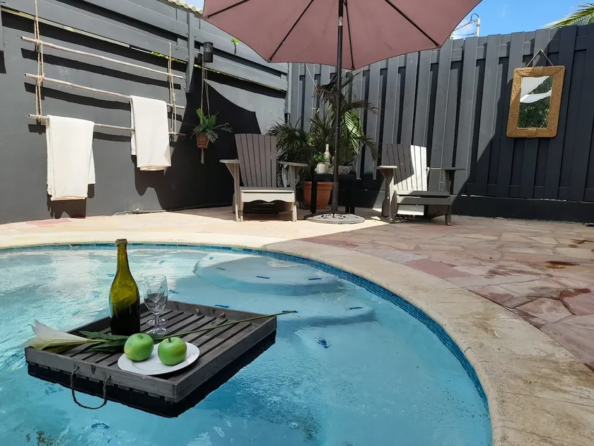 Centrally located 4 bedroom home with cozy pool and patio - Image 1