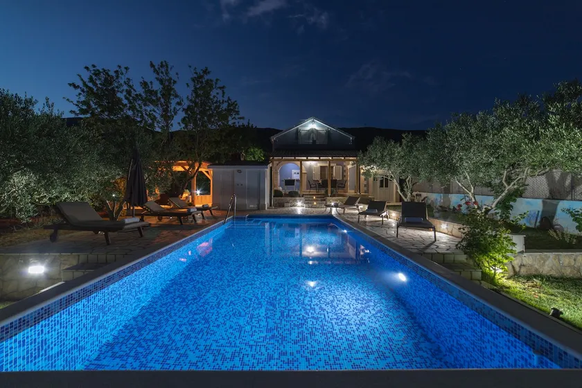 Green garden villa with pool - Image 1