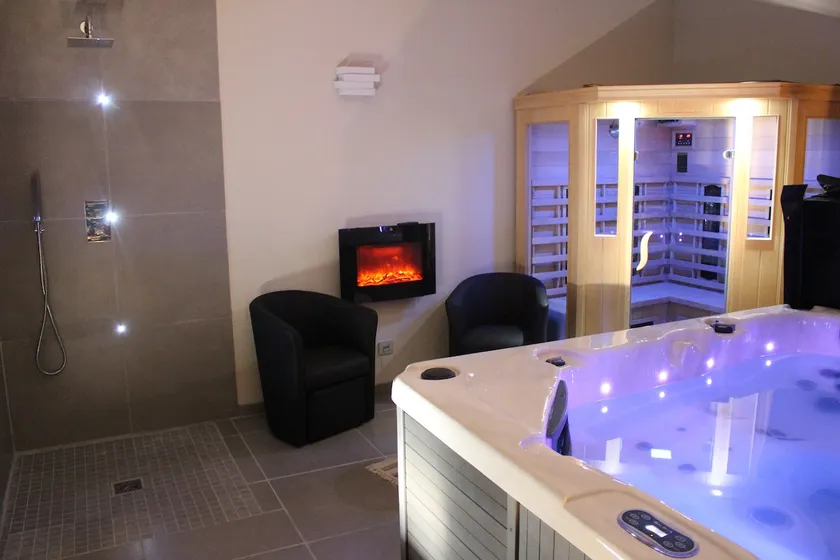 House with private pool, hot tub and sauna. - Image 1