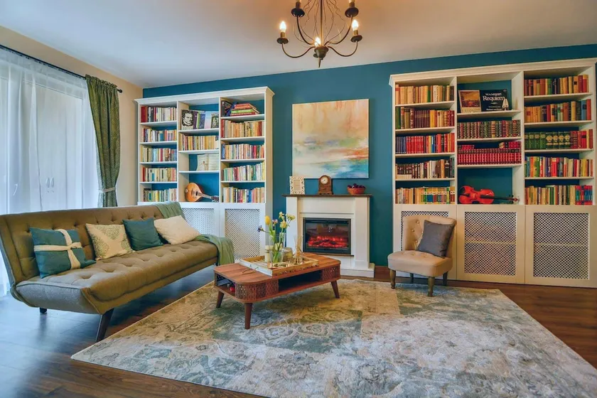 Charming 2 bedroom apartment with a large library - Image 1