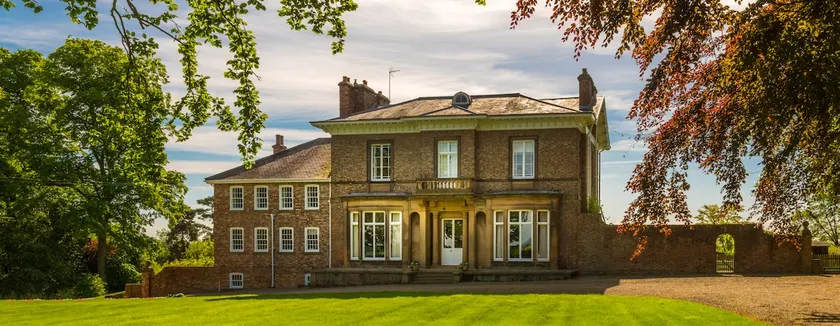Brook Hall en Wighill, Yorkshire, es una gran mansión familiar construida en 1835. - Image 1