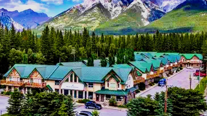 Banff Gate- Private Entrance 2-Level Townhouse - Image 1
