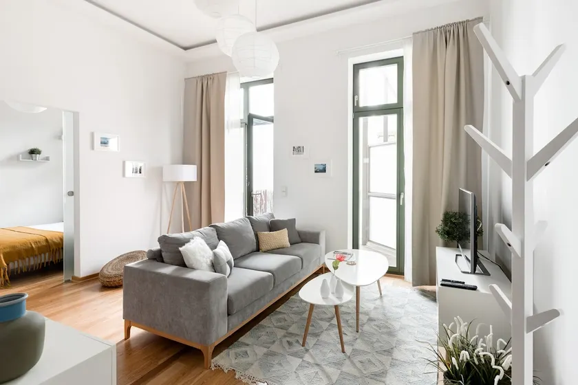 Quiet Luxury Period Apartment with Balcony - Image 1